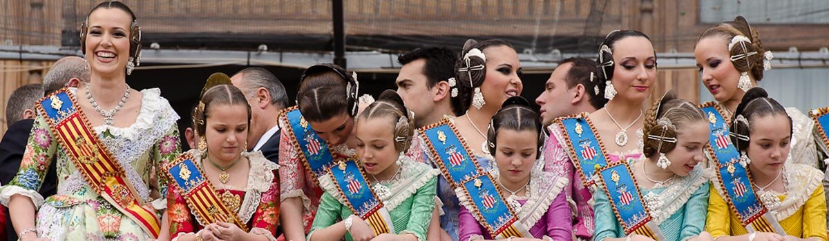 Falleras valencianas con su traje regional.