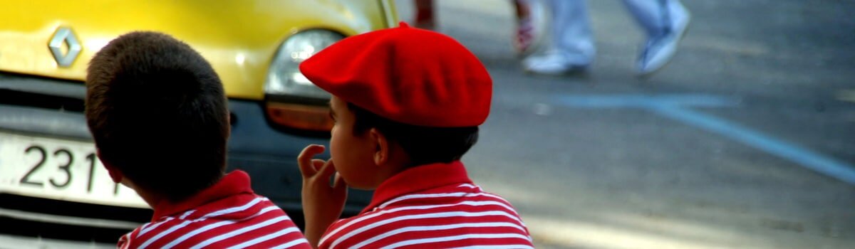 Niño con boina roja.