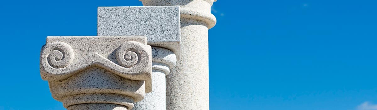 Imagen de una columna de piedra en Madrid.