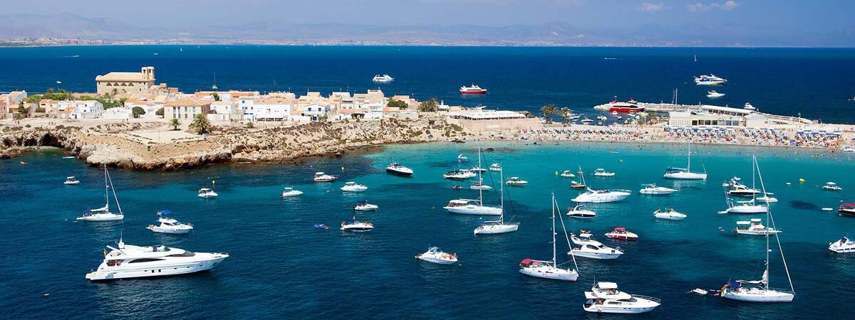 Barcos fondeados en la Reserva Marina de Tabarca