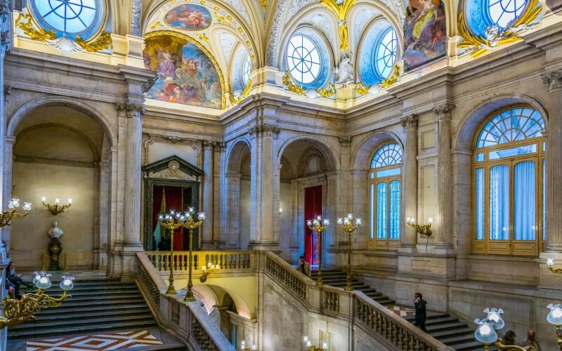 Escaleras en el interior del Palacio Real de Madrid. | ShutterStock