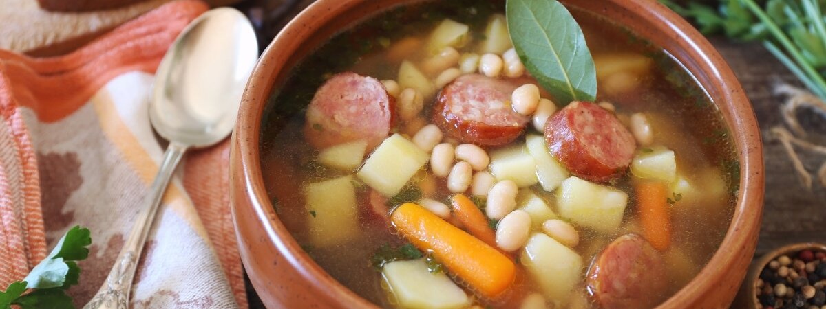 Plato de caldo gallego. | Shutterstock