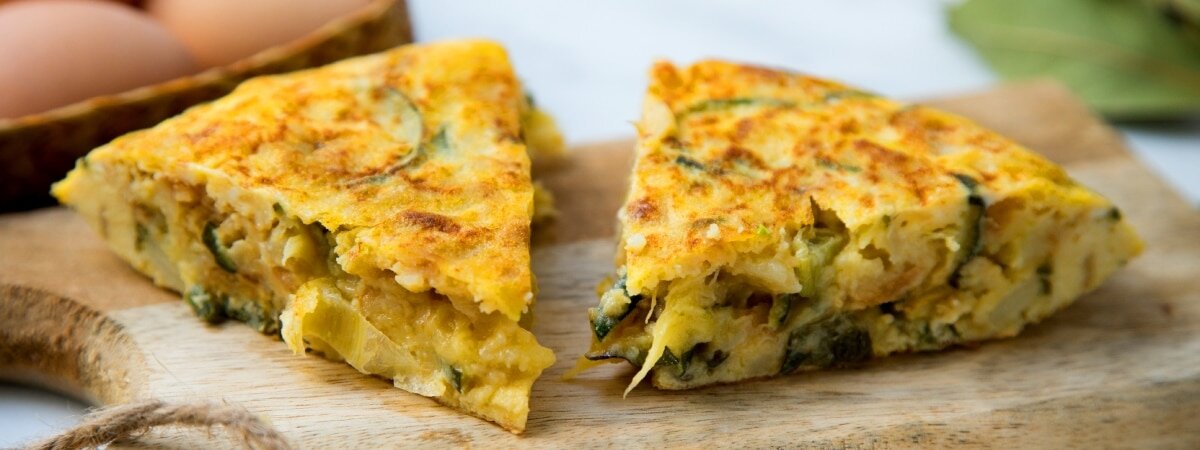 Plato de tortilla de calabacín. | Shutterstock