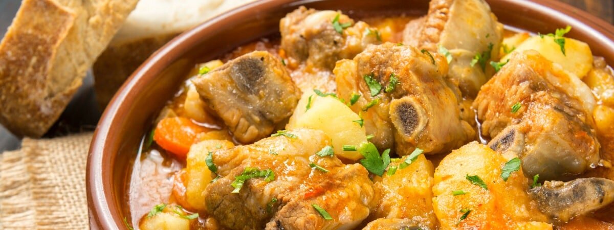 Plato de patatas con costillas. | Shutterstock