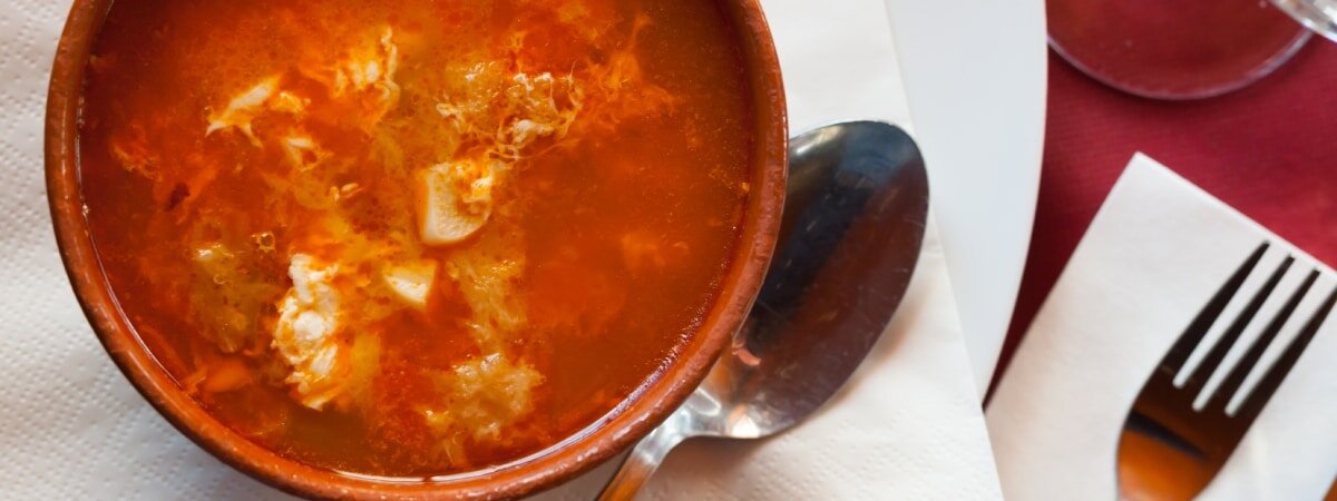 Plato de sopa de ajo. | Shutterstock