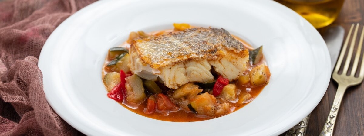 Plato de samfaina con bacalao | Shutterstock