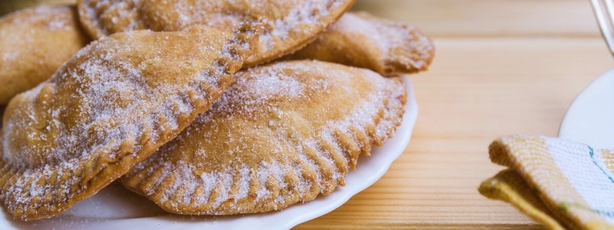 Plato de empanadillas dulces extremeñas. | Shutterstock 