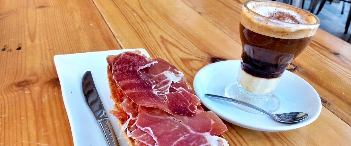 Desayuno cartagenero a base de café asiático y pan tumaca. | Shutterstock