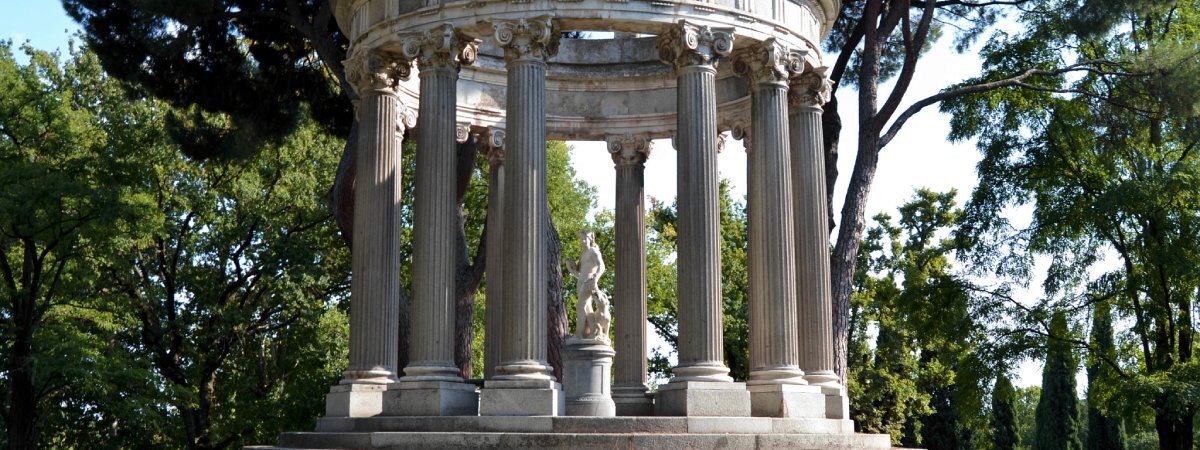 Templete del jardín. | Shutterstock