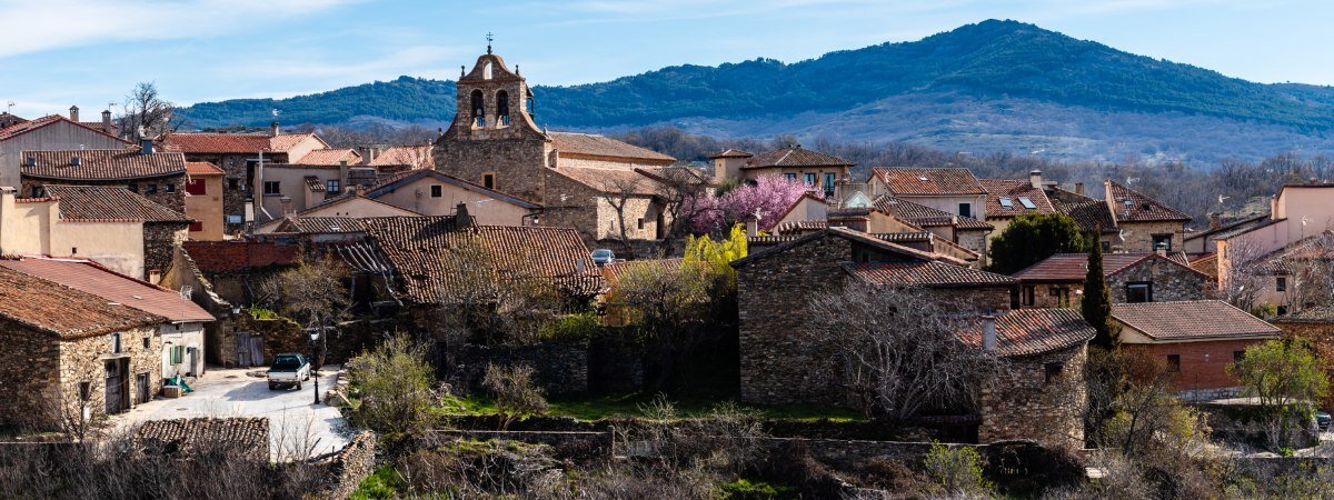 Horcajuelo de la Sierra lleno de arquitectura tradicional. | shutterstock