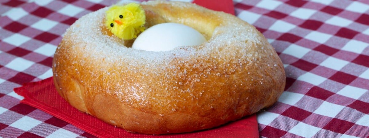 Mona de Pascua tradicional con el pollito de peluche. | Shutterstock