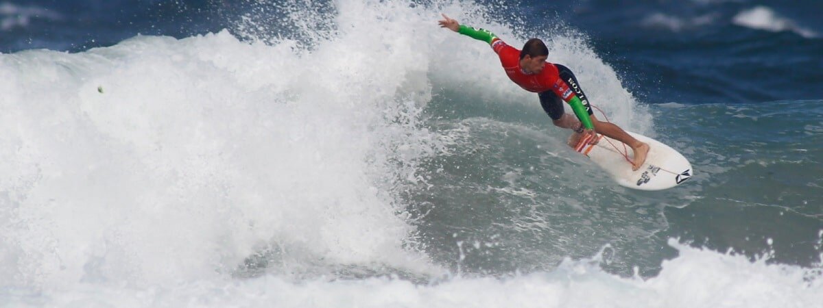 Surfero en la playa de Pantín