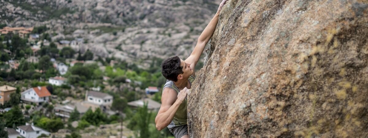 Un hombre escala en La Pedriza | Shutterstock