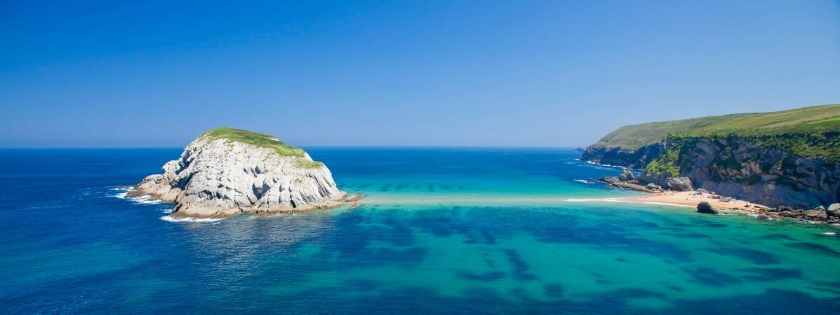 La isla de Castro unida a la playa de Covachos en marea baja | Shutterstock