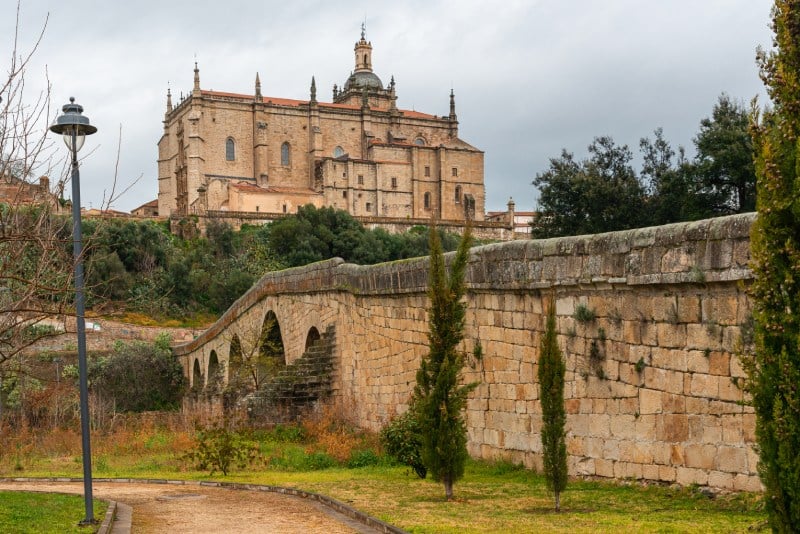 Catedral y puente en Coria, uno de los pueblos más antiguos de España