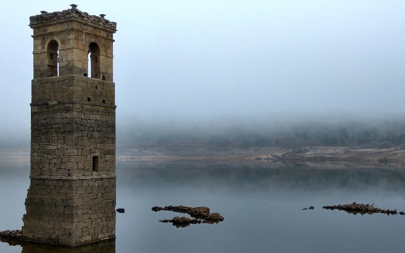 Torre de la iglesia de La Muedra, uno de los pueblos sumergidos