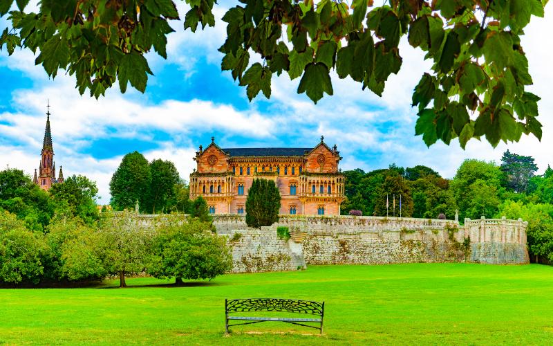 Vista del palacio de Sobrellano desde la campa frontal