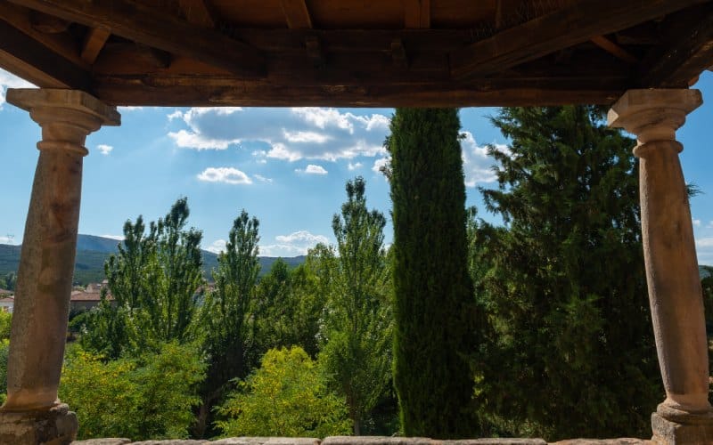 Vistas desde el pórtico de la iglesia de los Santos Justo y Pastor