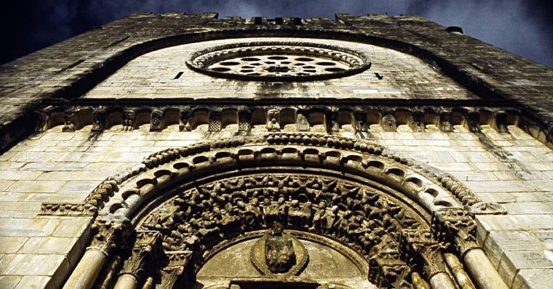 Portada oeste de la iglesia de San Xoán con los 24 ancianos del Apocalipsis