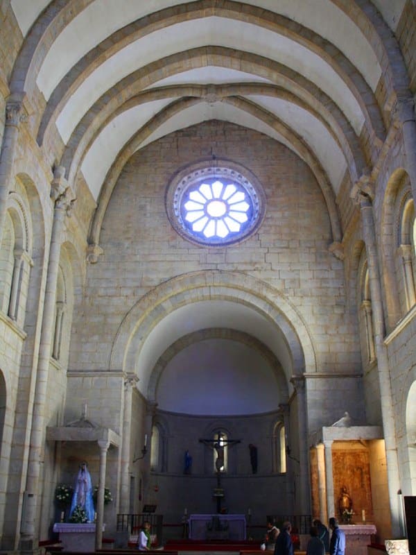 Interior de la iglesia de San Xoán de Portomarín