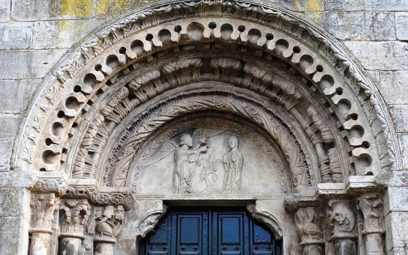 Portada norte de la iglesia de San Xoán de Portomarín