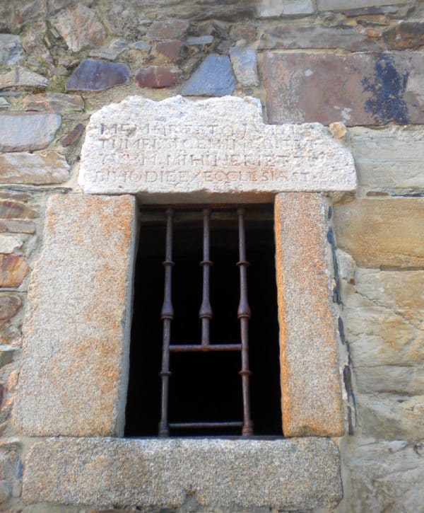 Ventana de la celda de las emparadedas de Astorga