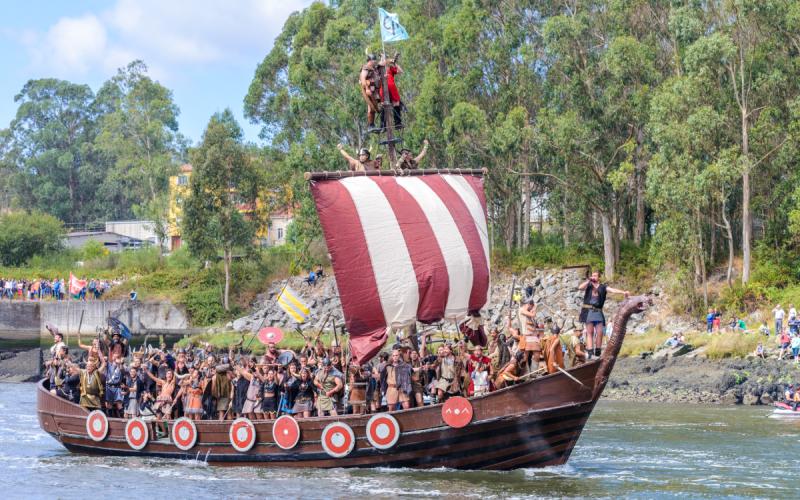 Recreación de un barco vikingo en Catoira