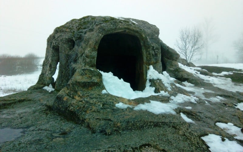 Frontal de la ermita rupestre de San Vicente en invierno