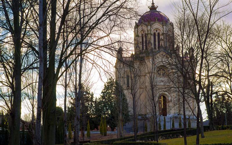 Panteón de la Duquesa del Sevillano o de la Condesa de la Vega del Pozo en Guadalajara otoño
