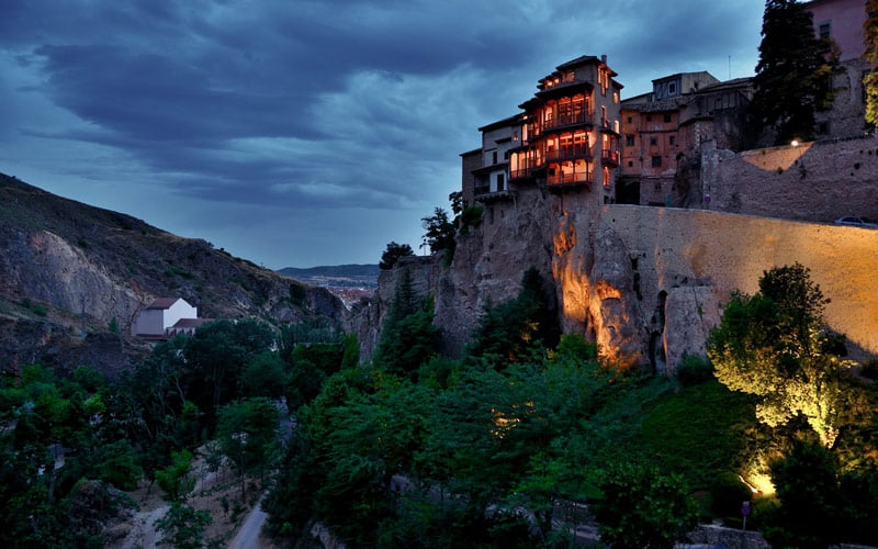 Las casas colgantes de Cuenca de noche. Fuente: Massimo Frason.