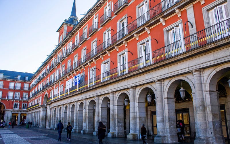 Tiendas en los pasillos de la Plaza Mayor de Madrid