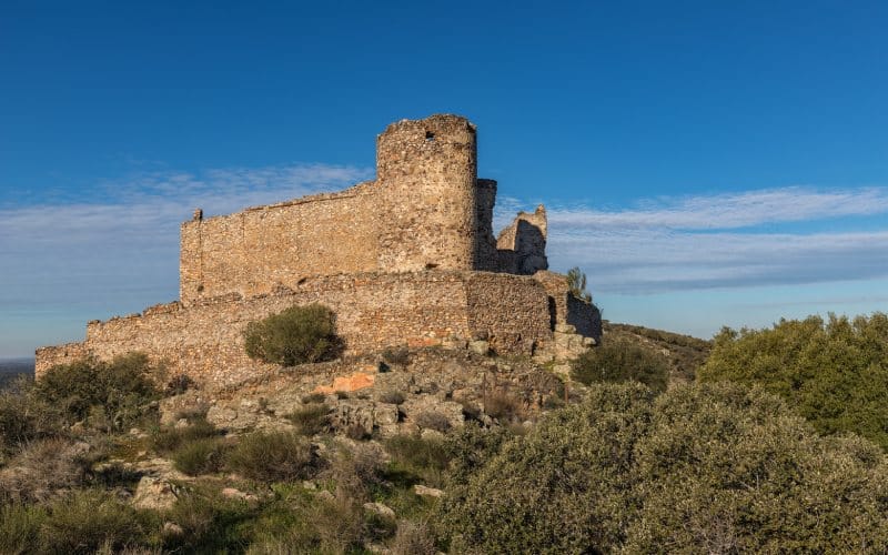 El castillo en ruinas de Portezuelo sobre un cerro