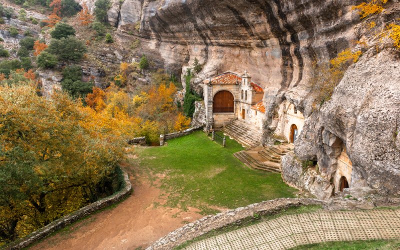 Ermita de San Bernarbé, la entrada a Ojo Guareña