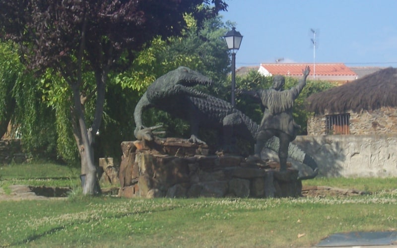 Representación escultórica de Colás enfrentándose al lagarto, en Calzadilla