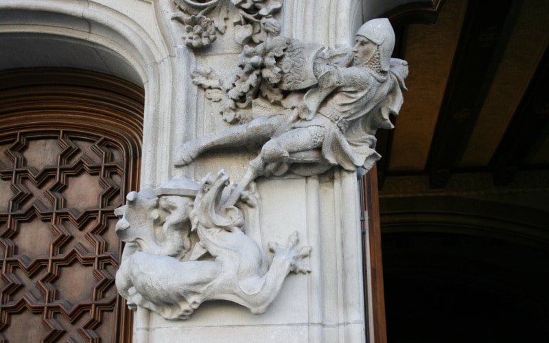 Representación escultórica de San Jorge y el dragón, en la fachada modernista de la Casa Amatller, Barcelona