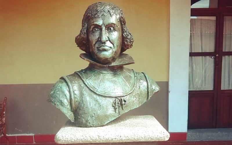 Monumento a la monja alférez en Veracruz, México