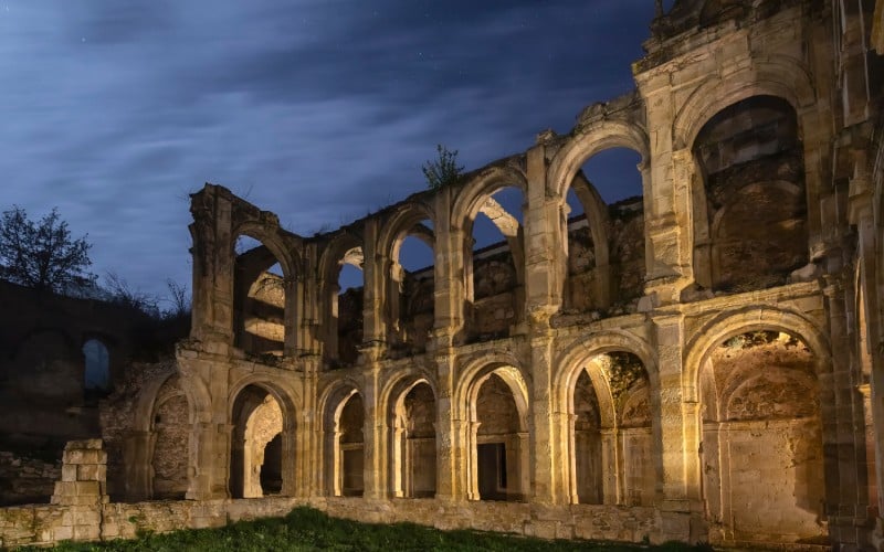 Vistas del monasterio de Santa María de Rioseco de noche