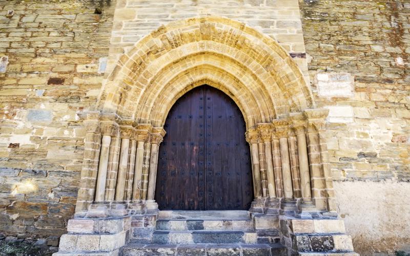 Puerta de la iglesia de Santiago en Villafranca del Bierzo
