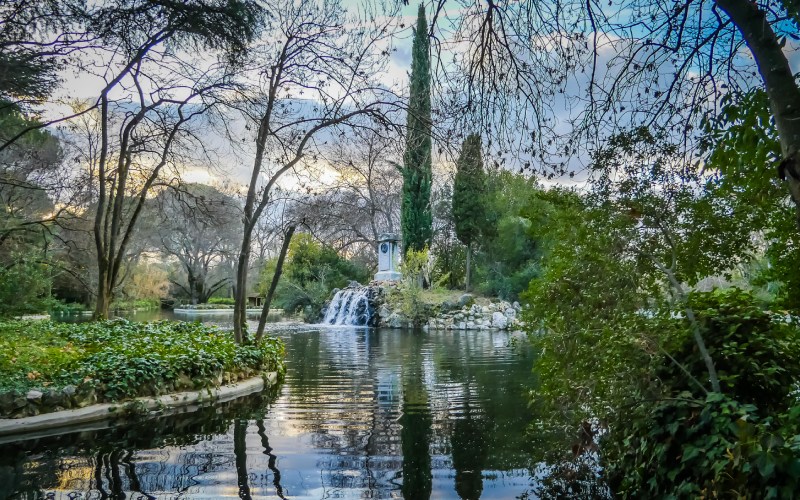 Vista de los jardines y el lago principal de El Capricho