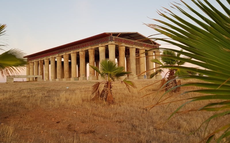 Partenón ecológico en el palmeral de Don Benito