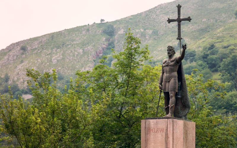 Monumento histórico de Don Pelayo en la basílica de Santa María la Real de Covadonga