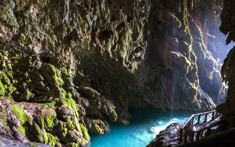 Cueva en el interior de la cascada Cola Caballo