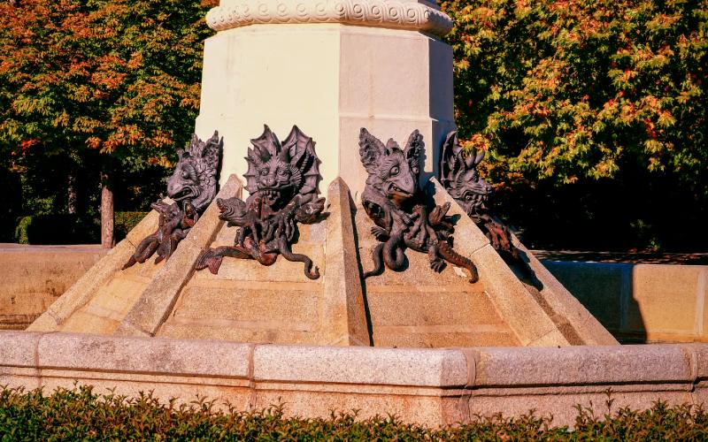Pedestal Ángel Caído del Retiro