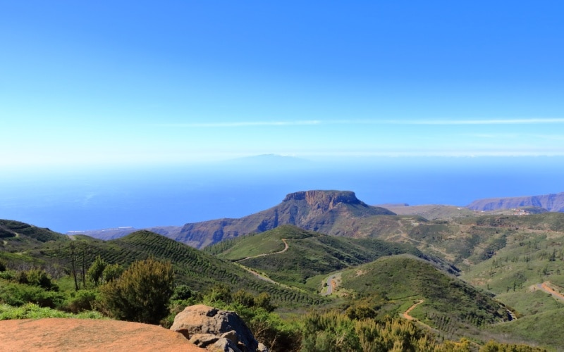 Panorámica desde La Gomera donde puede verse La Fortaleza oculta entre la niebla