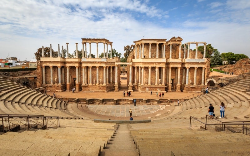 Lo cierto es que la primera imagen del teatro romano de Mérida impresiona