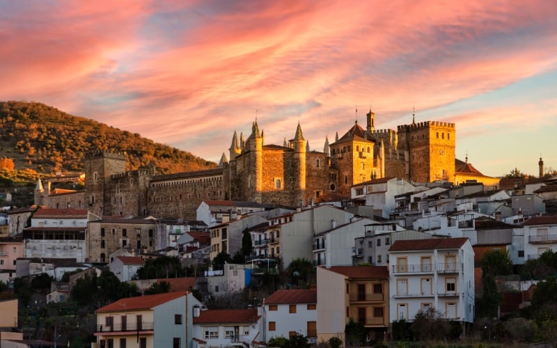 El Real Monasterio de Nuestra Señora de Guadalupe y el núcldeo de población que se formó alrededor