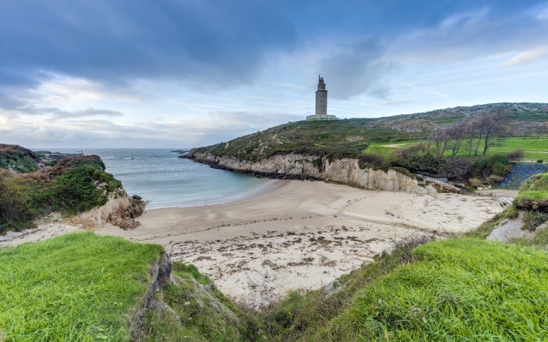 Playa de Las Lapas, con la Torre de Hércules al fondo