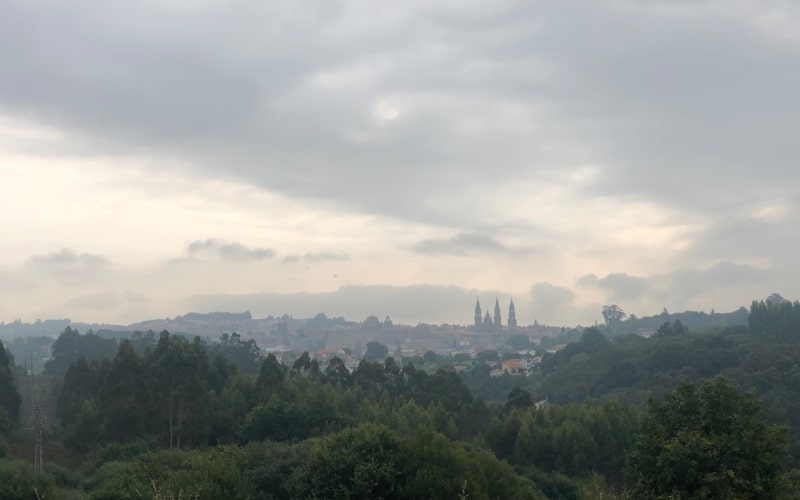 Santiago de Compostela en la distancia