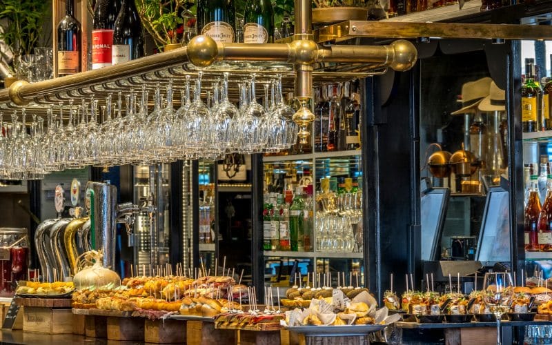 Típica taberna de pintxos en Bilbao