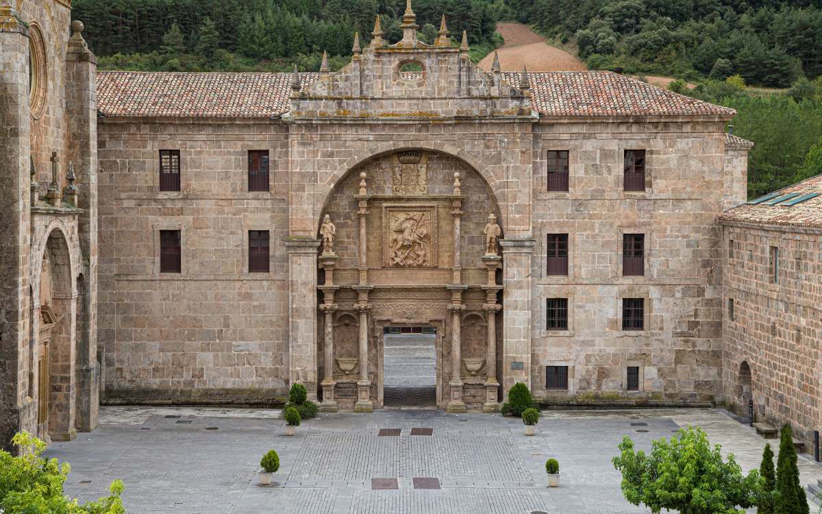 Portada barroca del monasterio de Yuso
